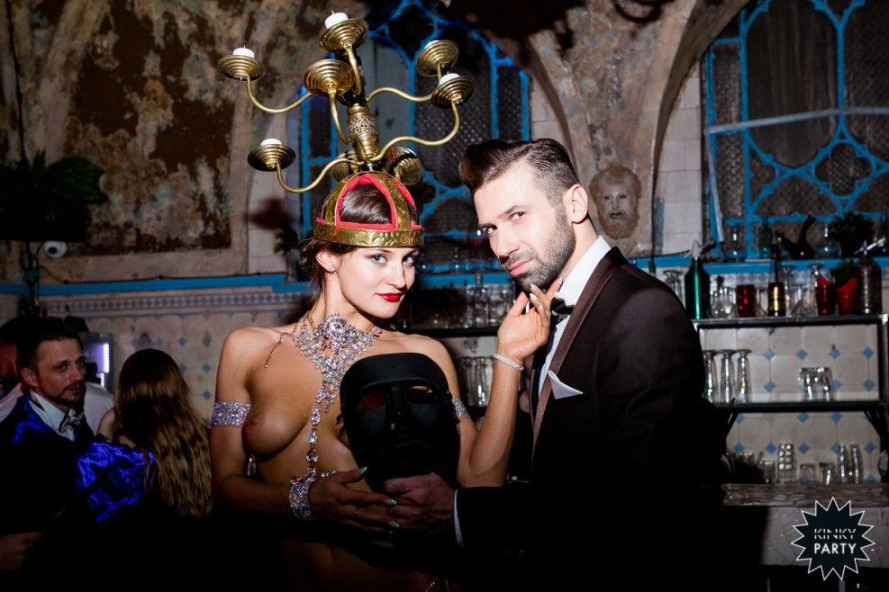 Kinks Pati Masquerade