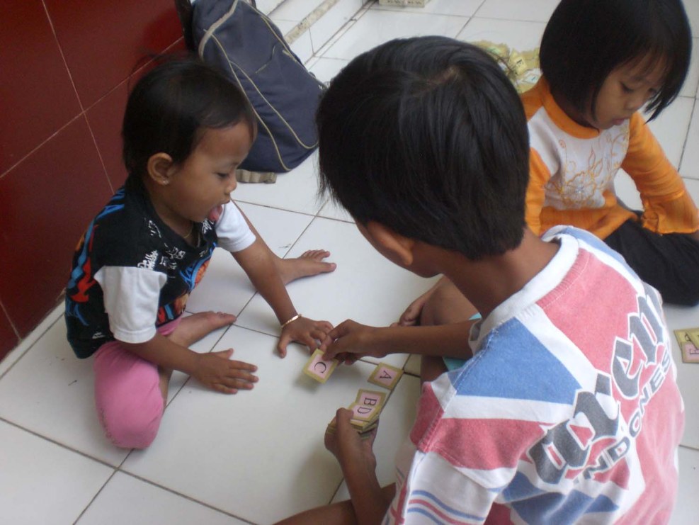 Wallpaper on the phone pulse on a black background