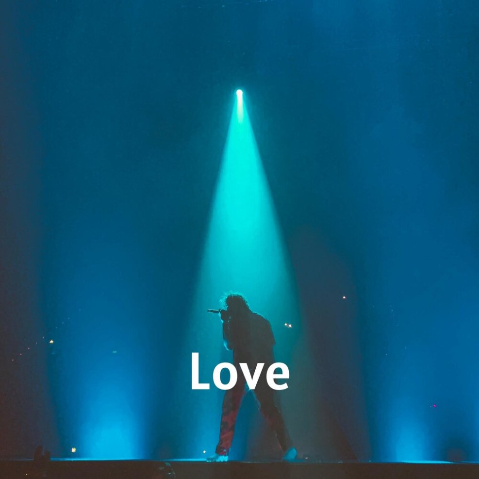 Tavenchi spotlight singer