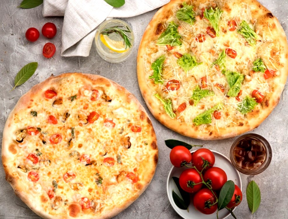 Pizza pepperoni with olives