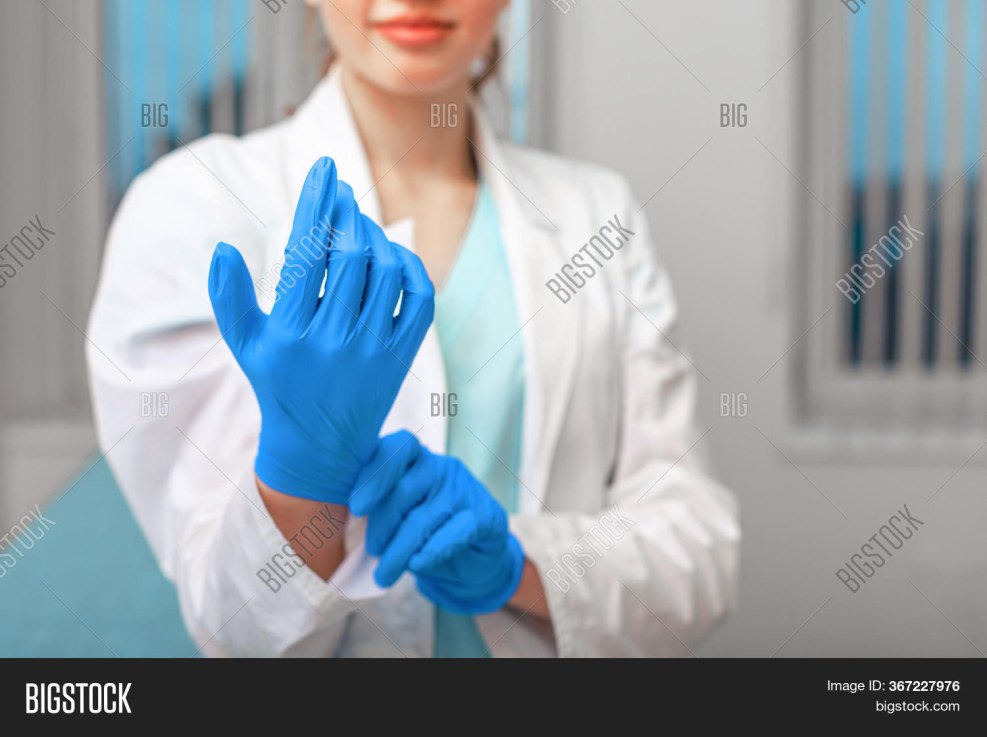 Mom in rubber gloves touch a member