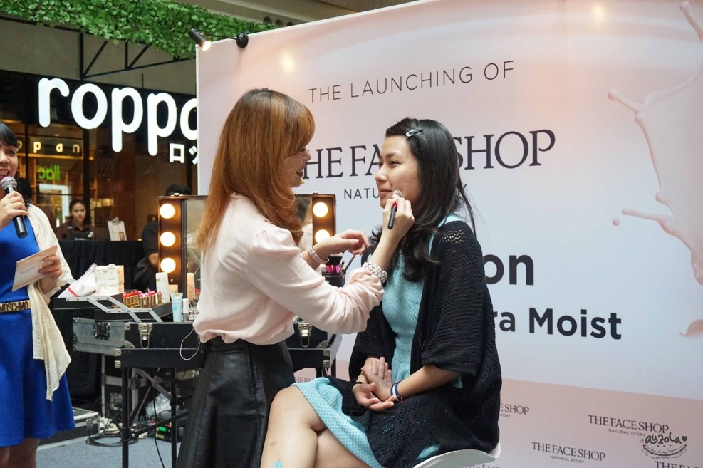 Korean girls clean face