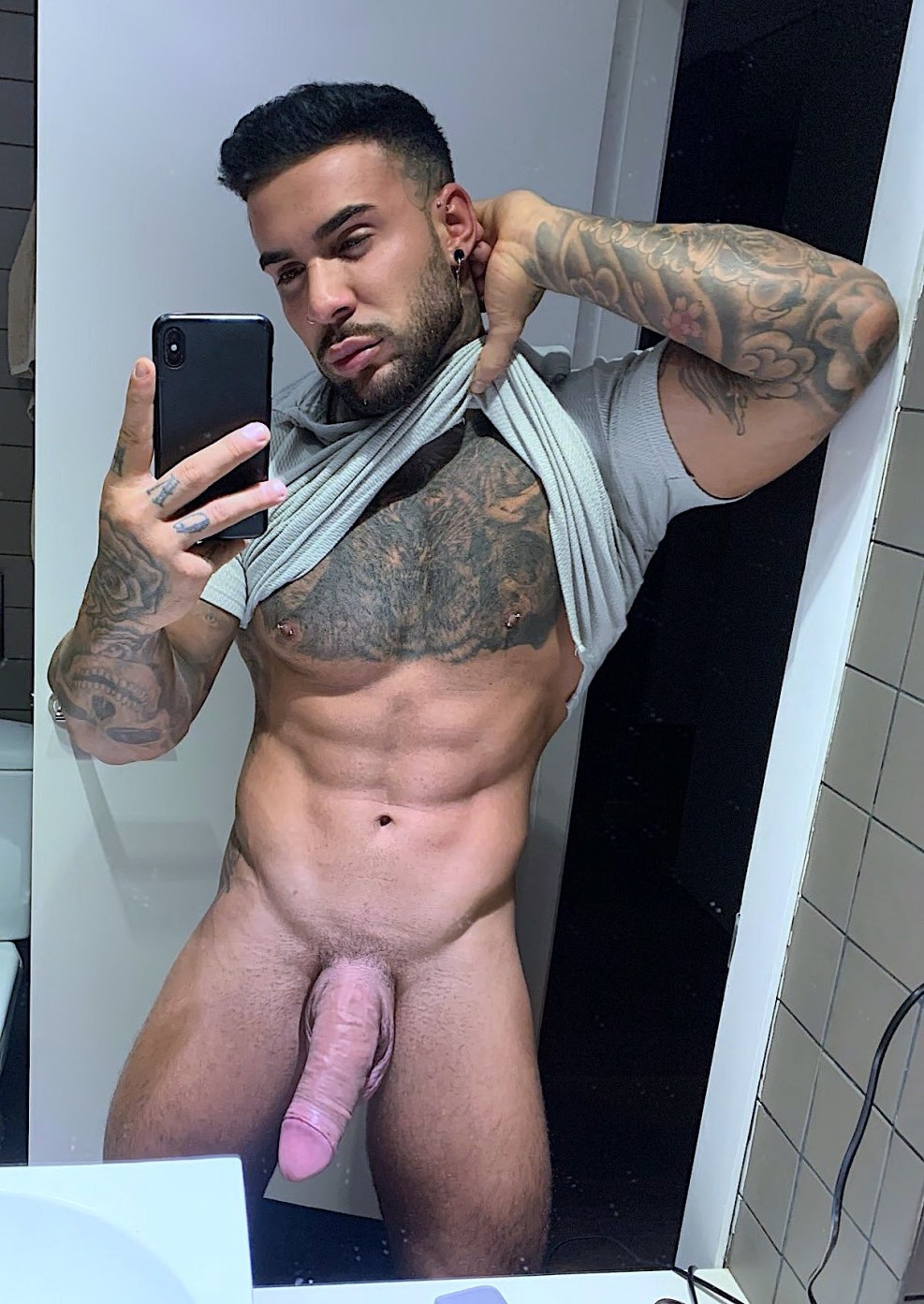 The kingdom of naked guys