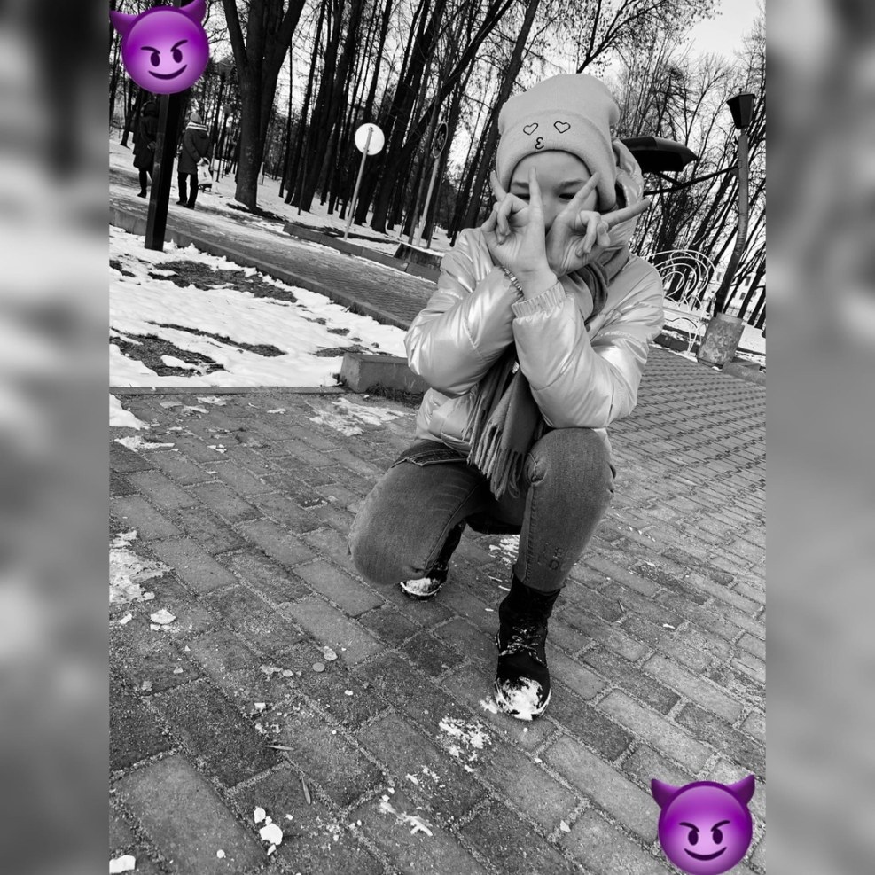 Glamorous lady with Iguana