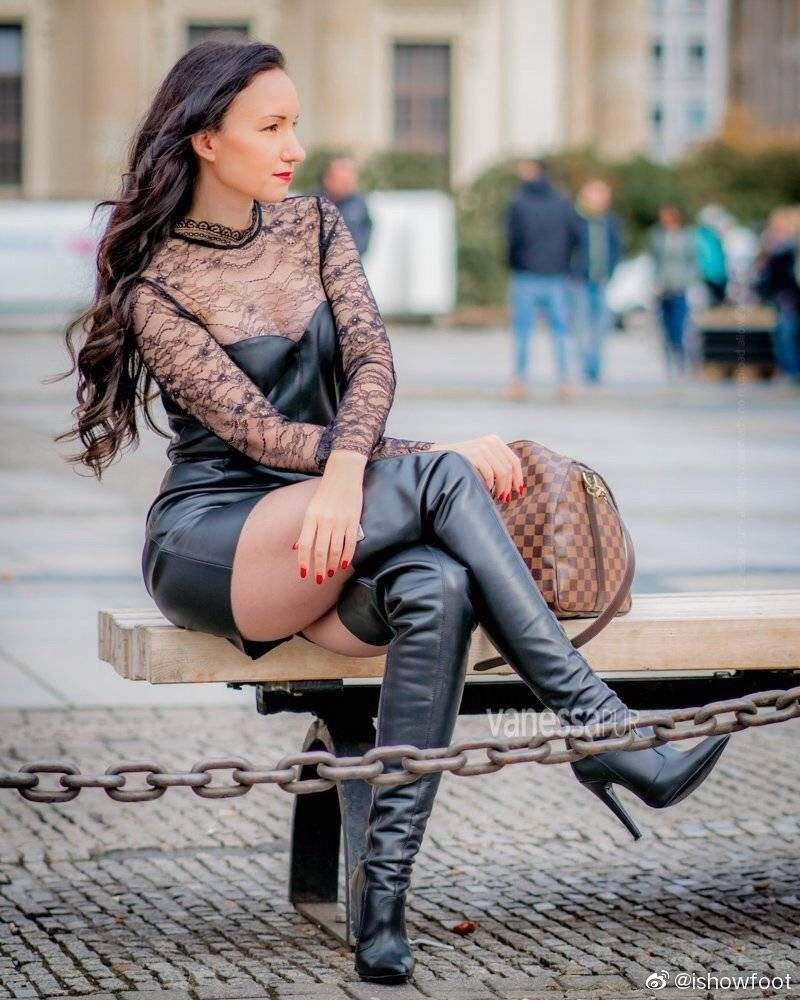 Vanessa Pur in boots