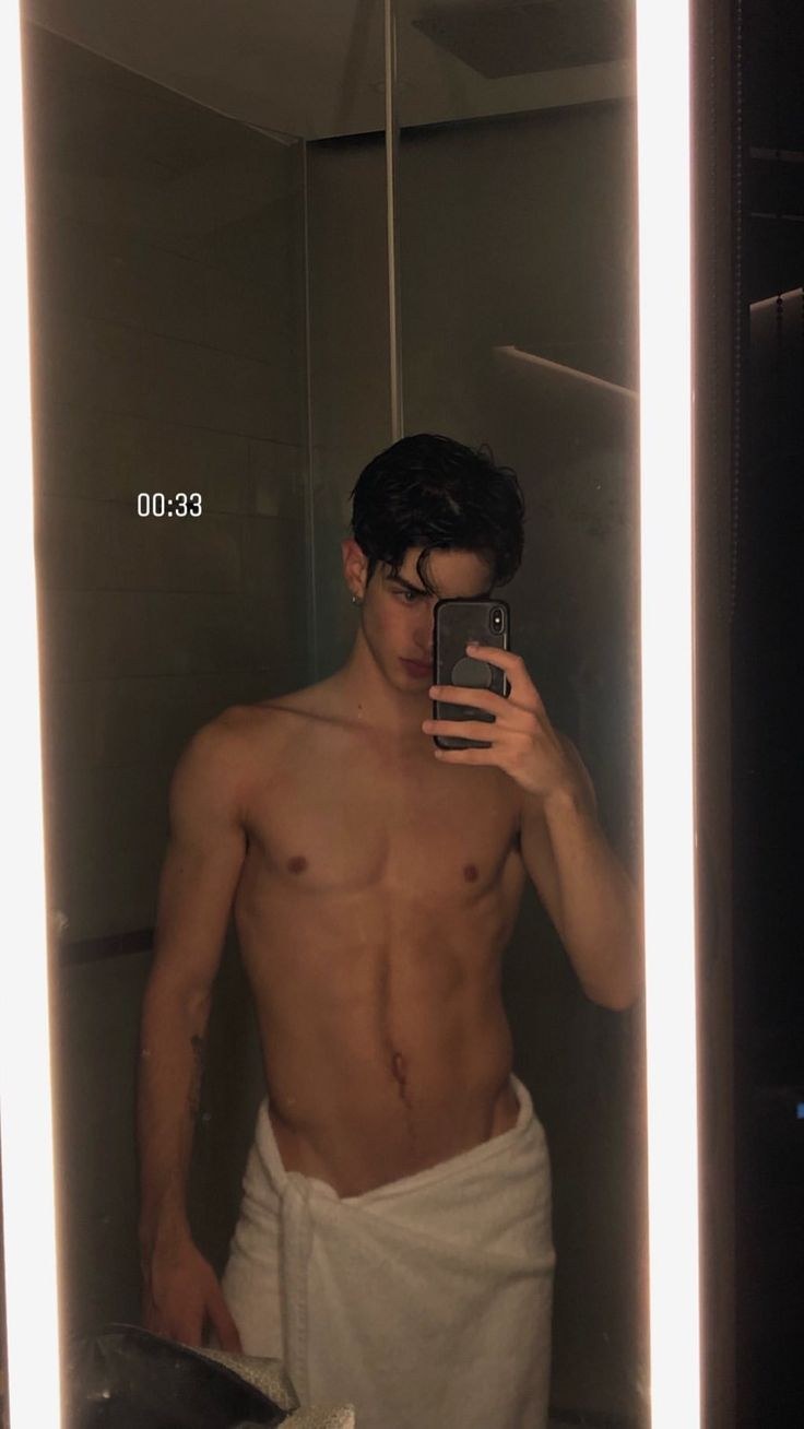 Manu Rios Selfie press at night in a suit