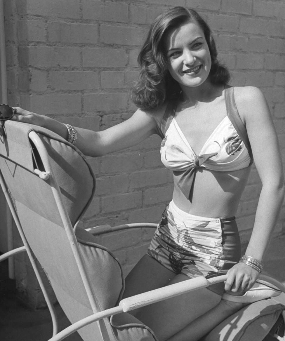 Alt Carol Model in everyday life