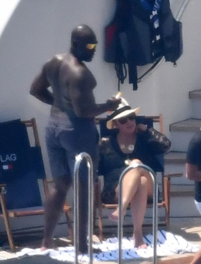 Fappening Pro> Kris Jenner> Kris Jenner Pussy Leaked Photo Kris Jenner