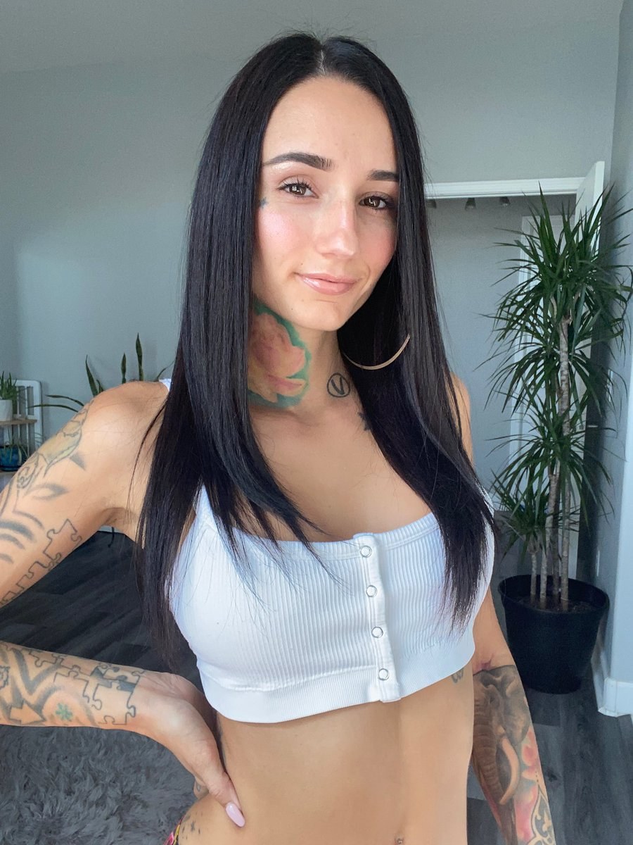 Jessica Henwick under water 2020