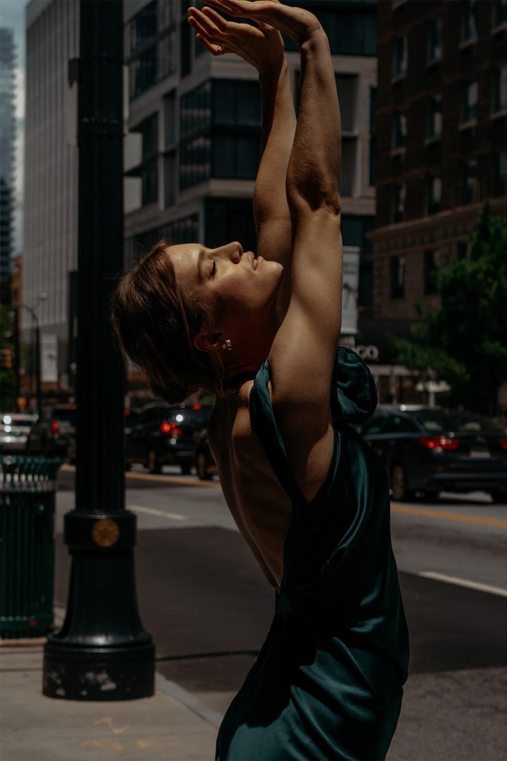 Mackenzie Davis Naked in Konch