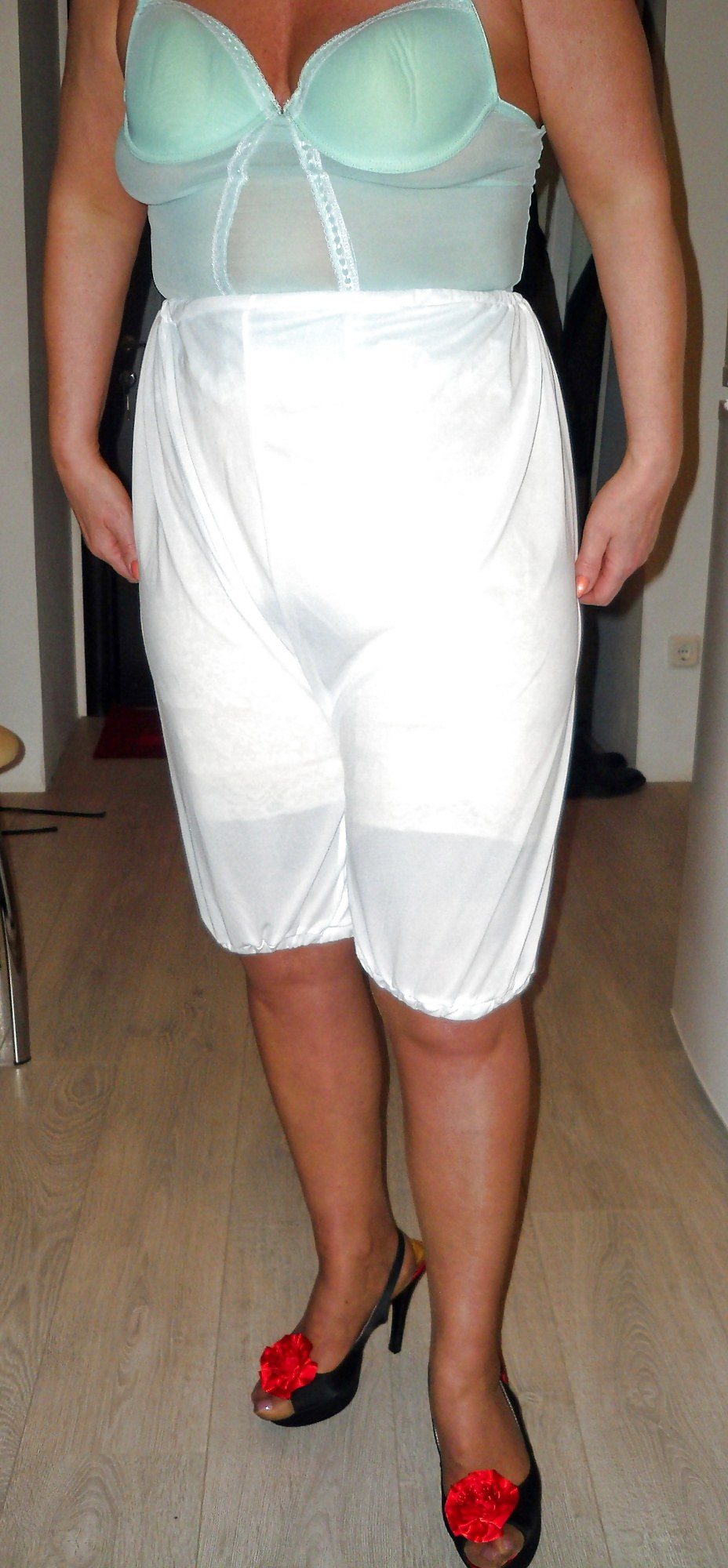 Math in pantalons under tights