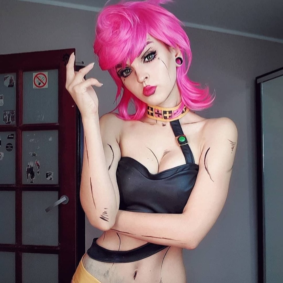 Trish Una Cosplay