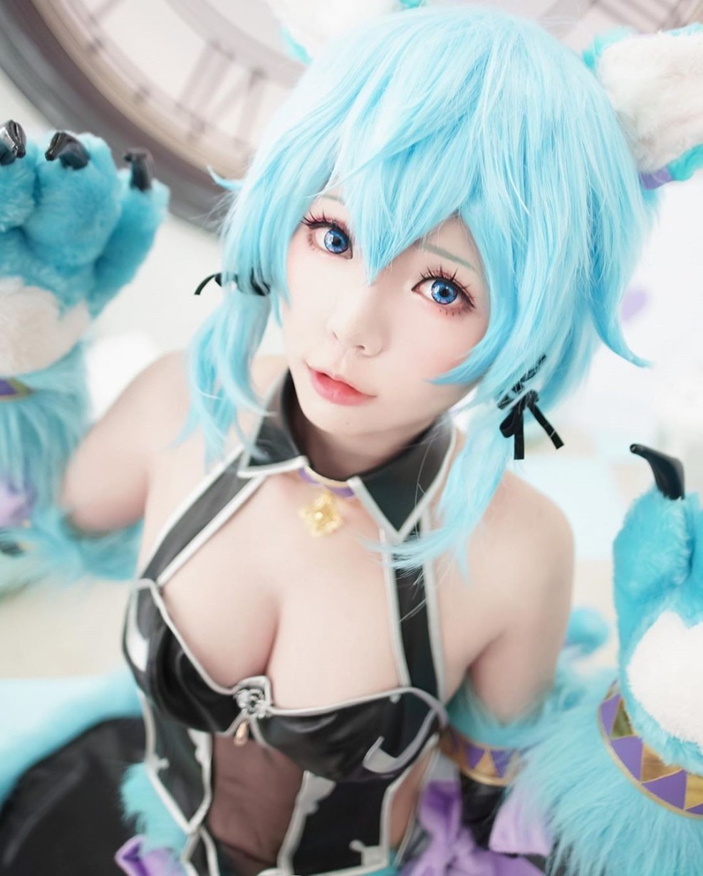 Sinon cosplay in a swimsuit