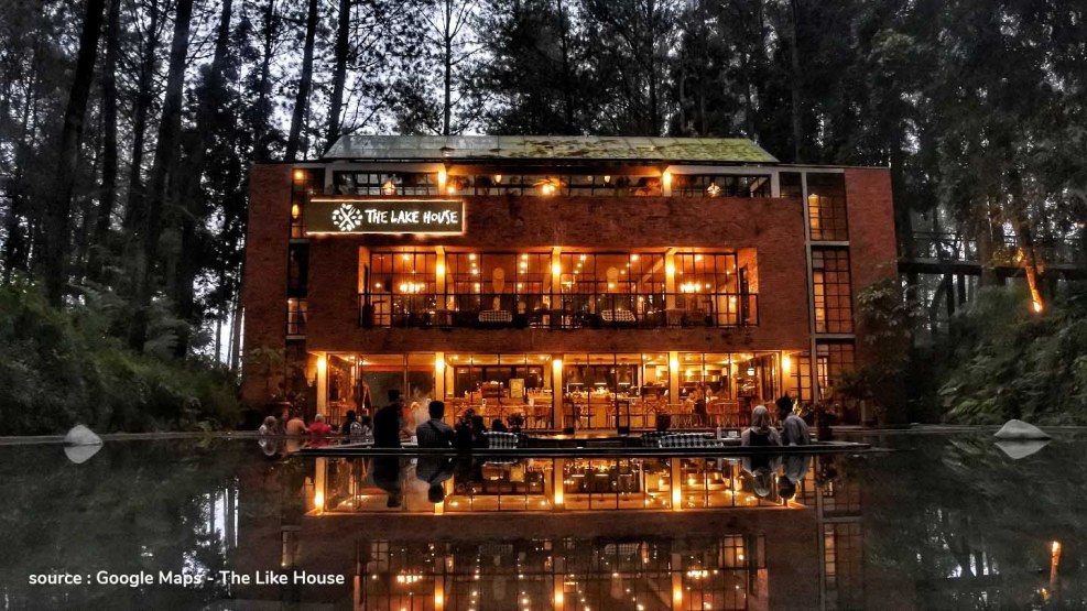 Auto in the film House by the lake