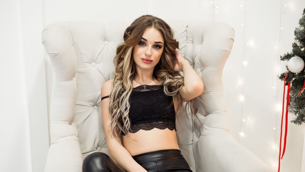 Bongakams Model in the Office