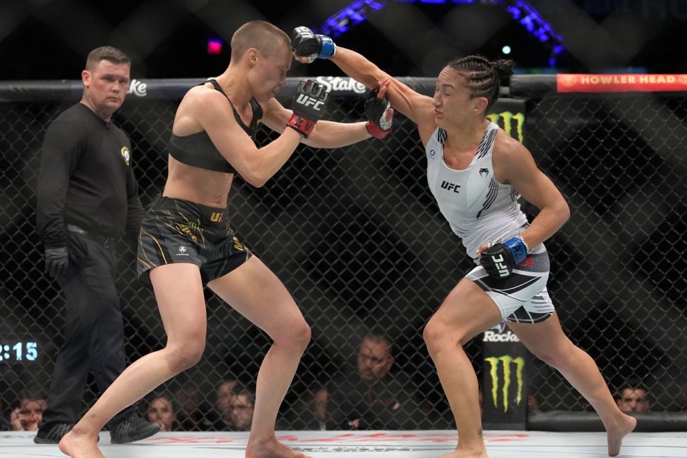 Jang Weili with UFC belt