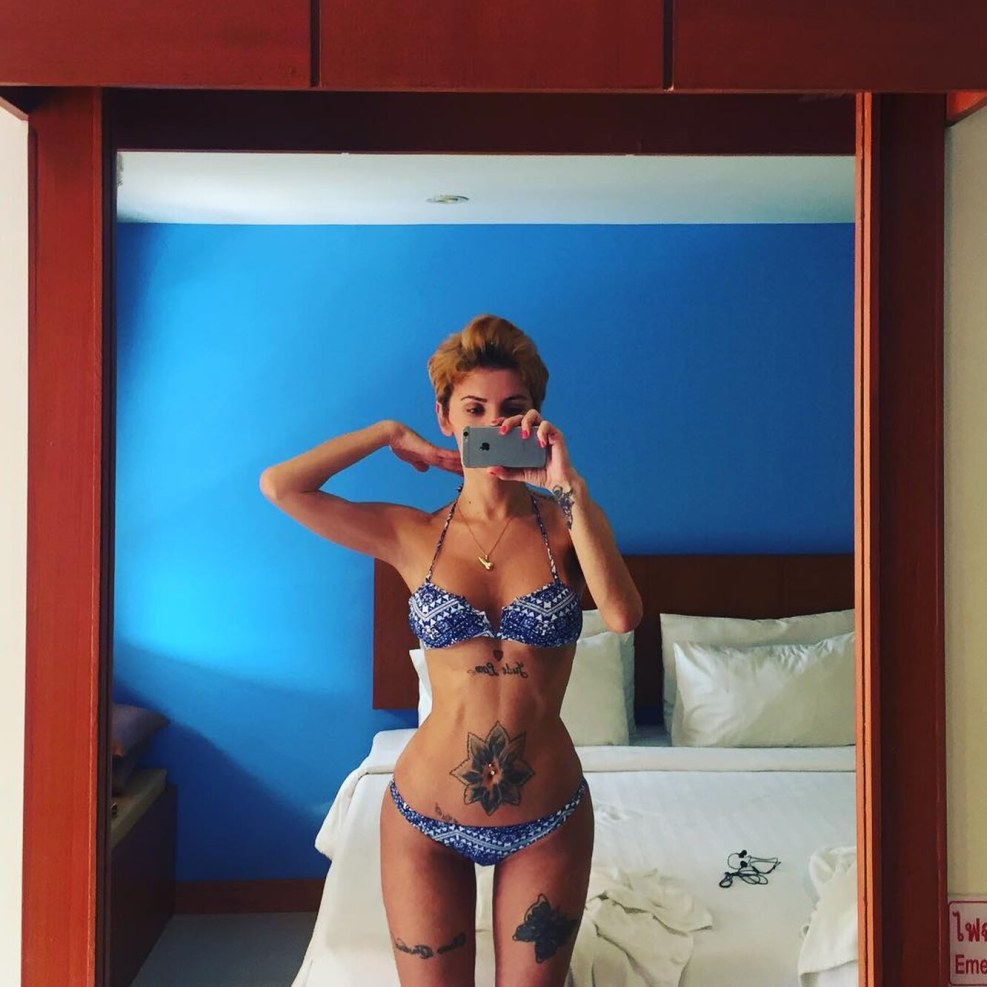 Aliana Ustinenko legs