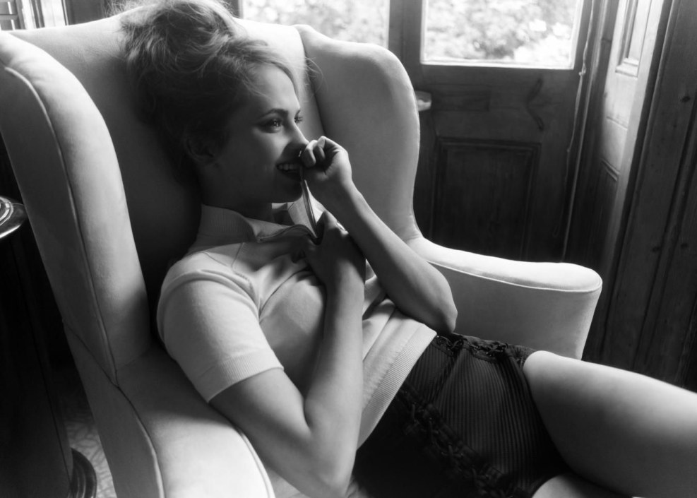 Girls Blonde are sitting