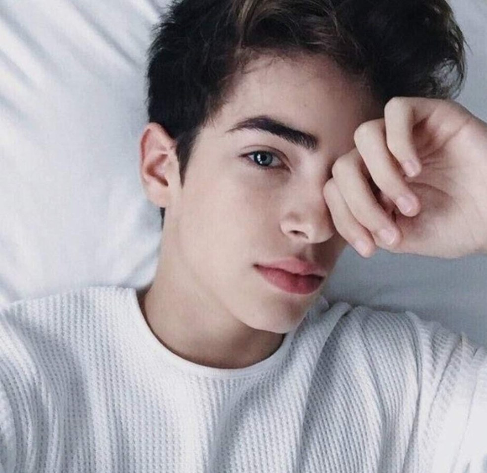 Manu rios selfie with a cat