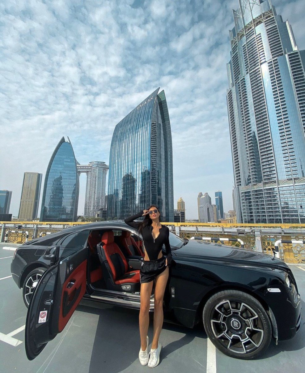 Photo shoot in linen with a cosmetic mirror