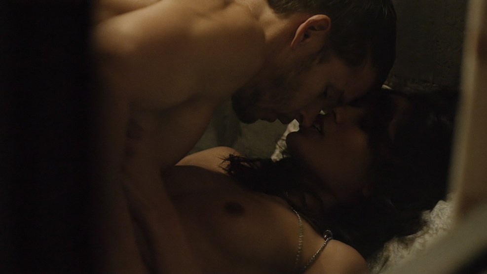 Frida Pinto bed scenes