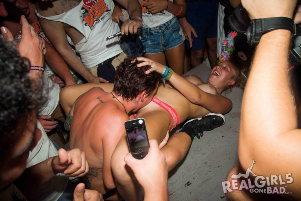 Go Go Girls showed boobs