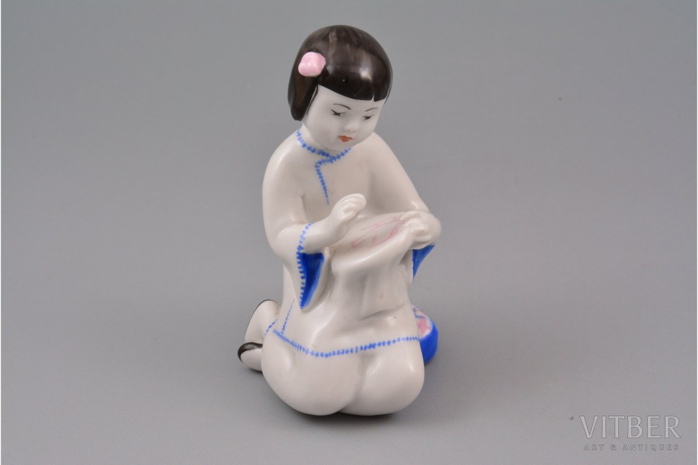 Figures souvenirs of the girl