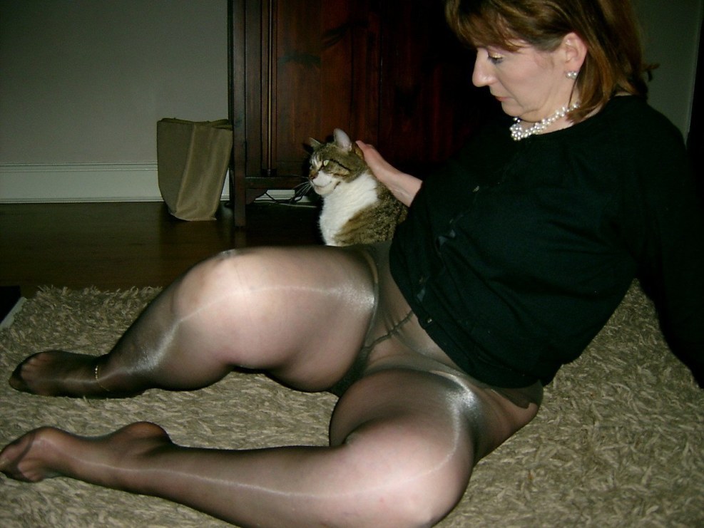 Mature mothers in tights