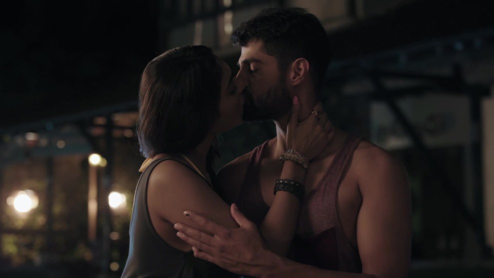 Hot Scene Kiss transformers