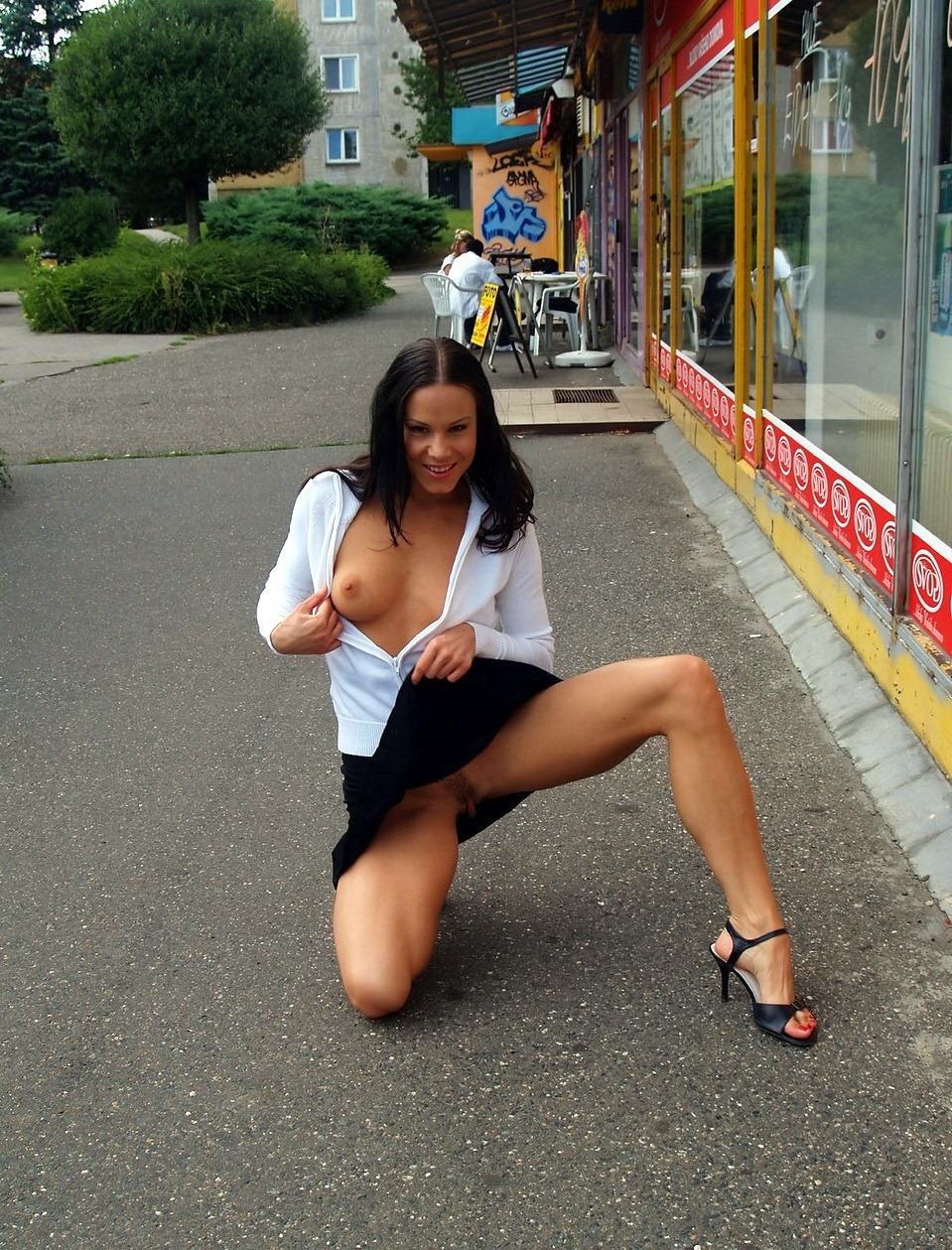 Oslo girls show themselves