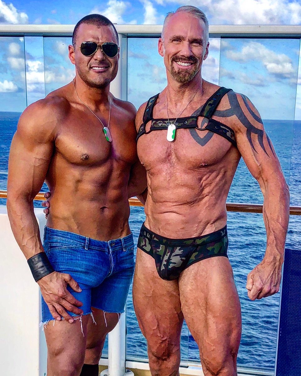 Canadian Men sites (77 photos)