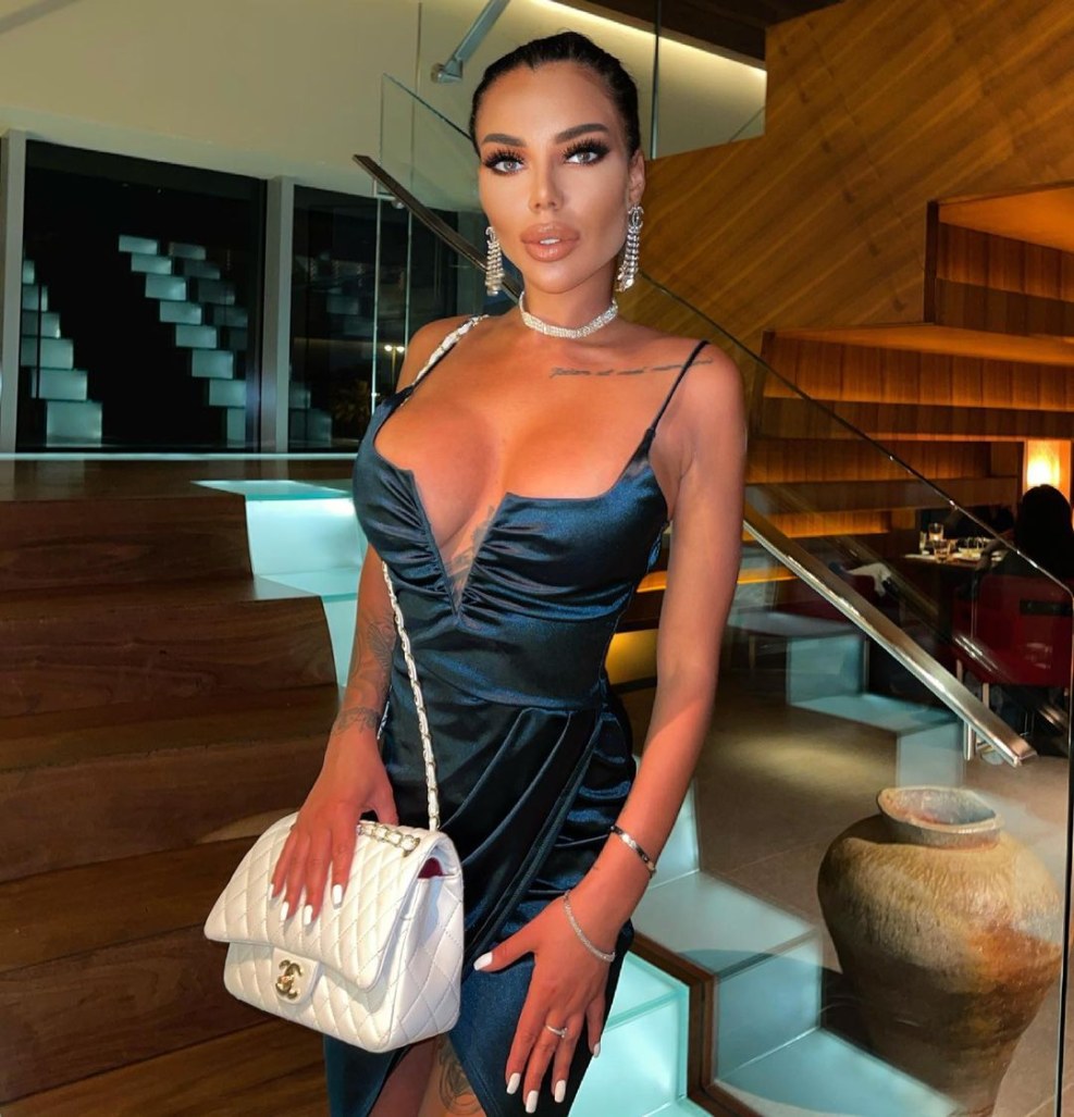 Juliana Sviti to plastic