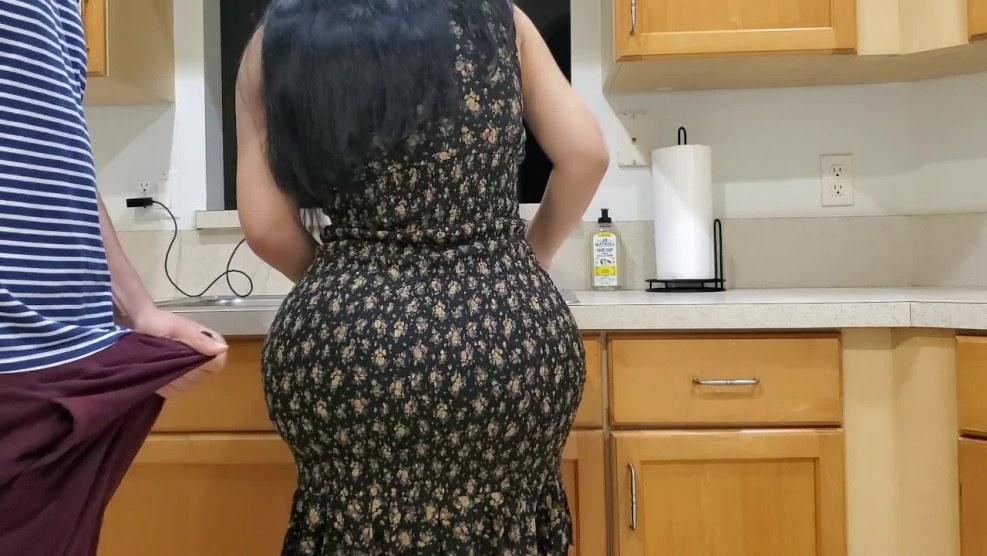 Mom with a big booty in the kitchen