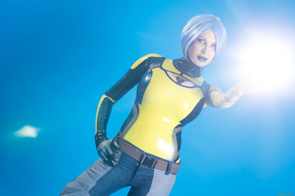 Ariane Saint-Ampor photo. Spectacled