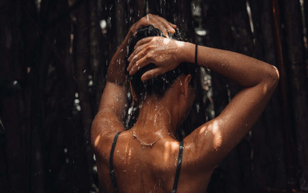 The girl washes her head