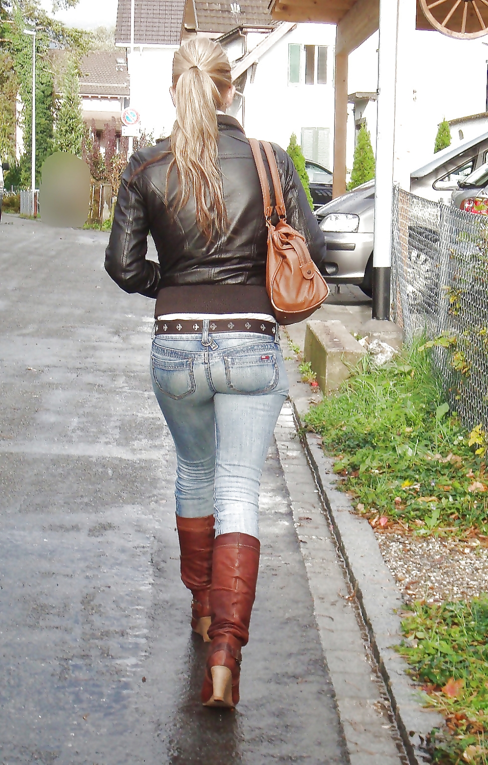 The latex down jacket is female