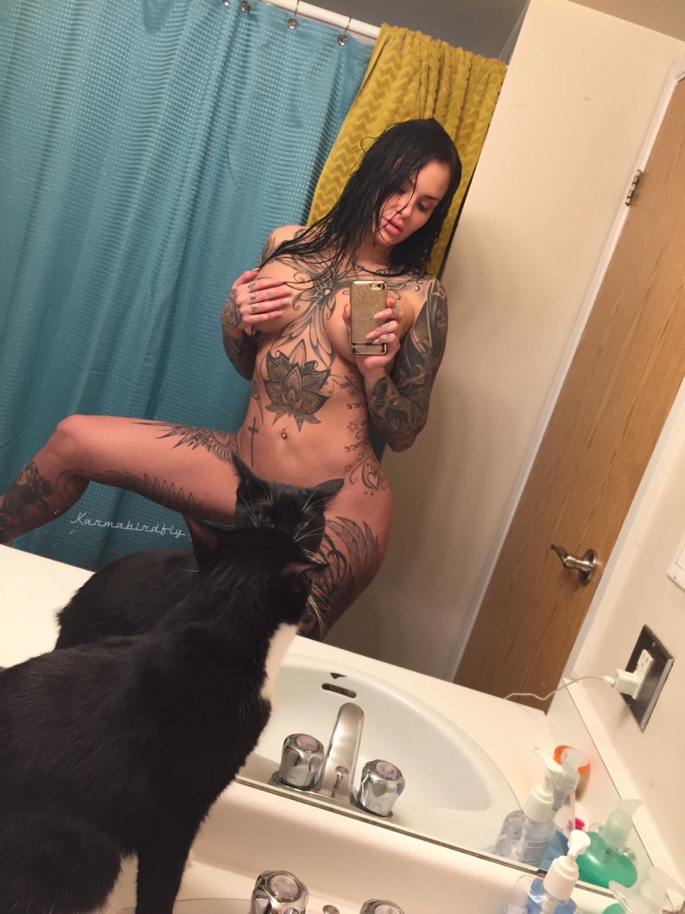 Karmabirdfly tattoo-model naked