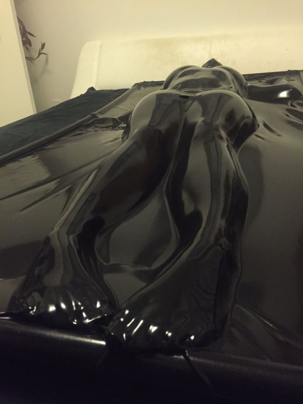 Latex bed for deprivation