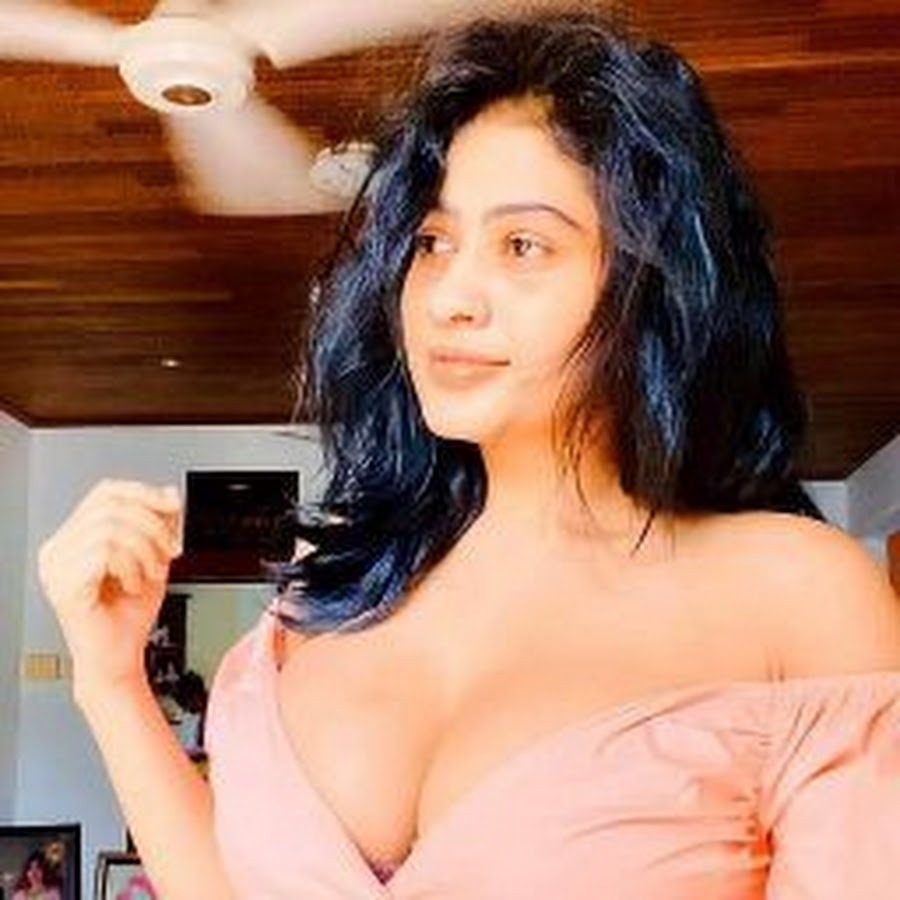 Piaumi Hansamali (77 photos)