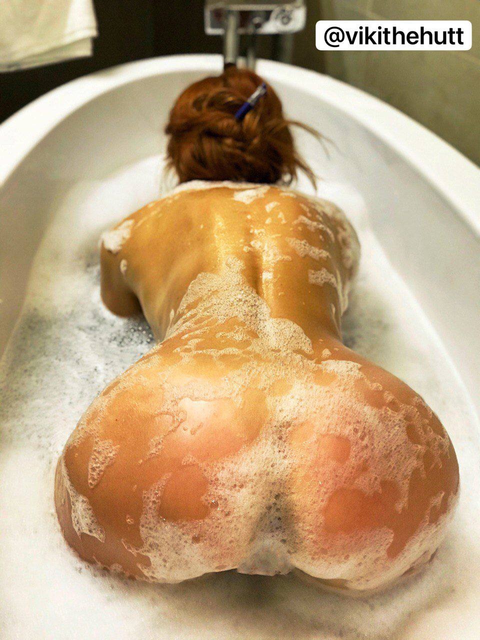 Vikithehutt naked plum redhead