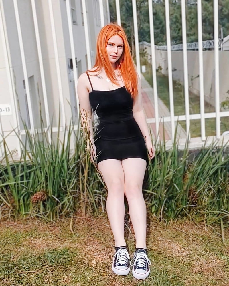 Clara and Marina series kiss