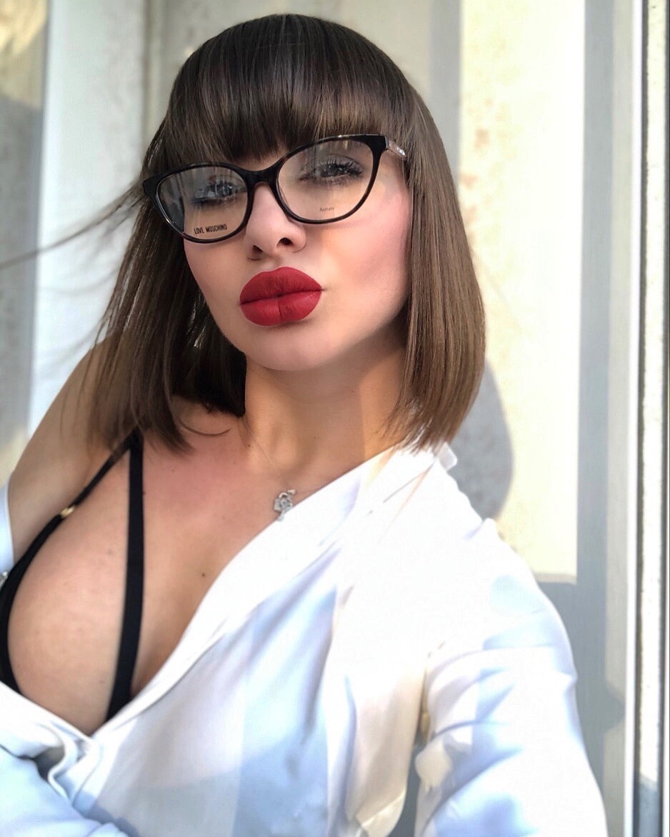 Large elastic ass in oil