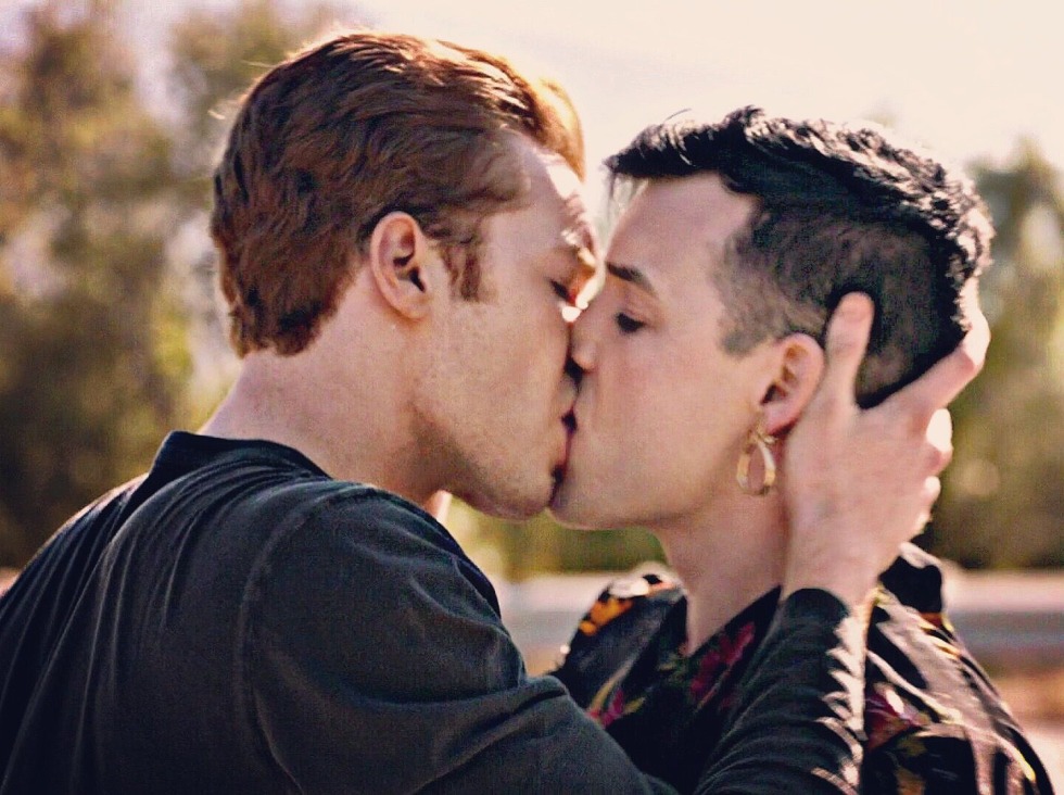 Ian Gallager and Mickey Milkovich kiss