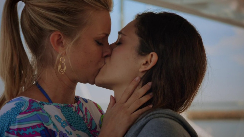 Amy Smart shameless kiss