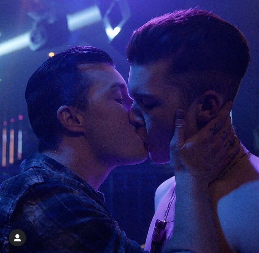 Ian Gallager and Mickey Milkovich kiss