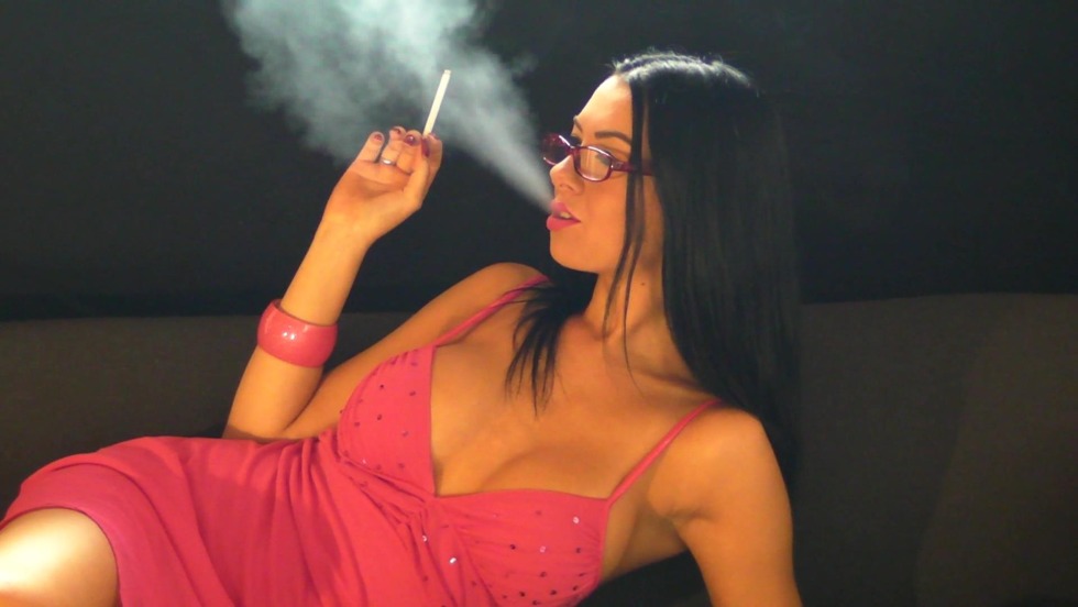 Laura Lukina smokes