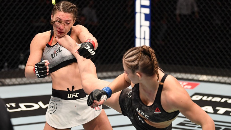 Tights on the horizontal bar from scratch table