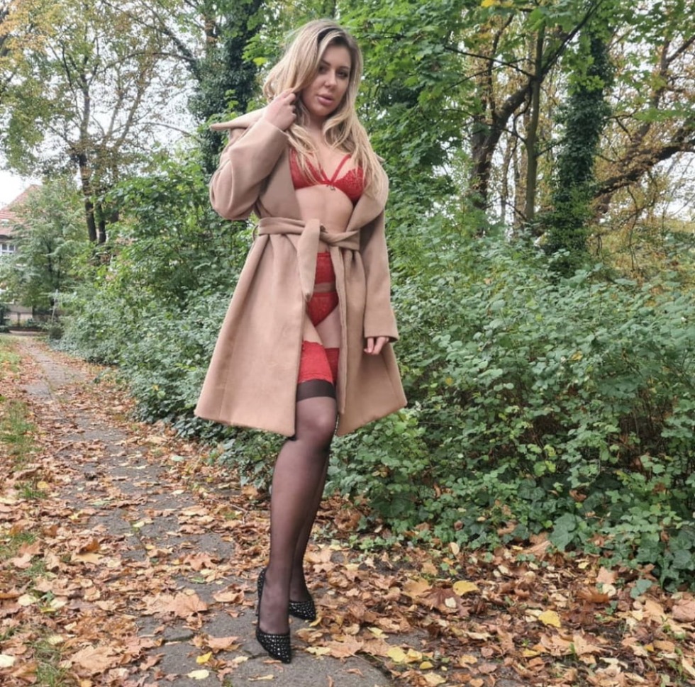 Polish_loca model without panties naked