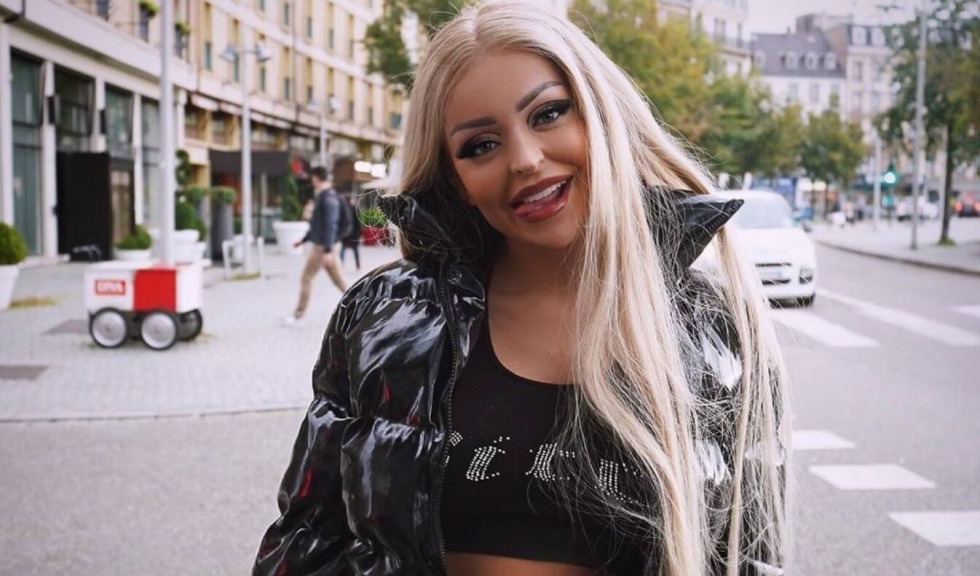 Ariana Grande barefoot