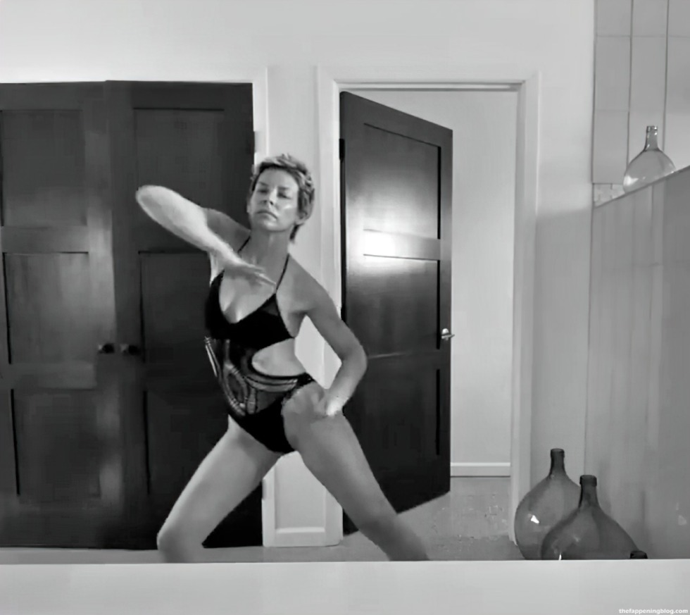 Evandelin Lilly dives in underwear